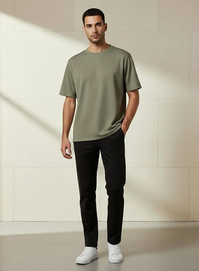 ايكونيك تيشيرت رجالي قصير الأكمام بياقة دائرية بقصة عادية بنقش أيقوني